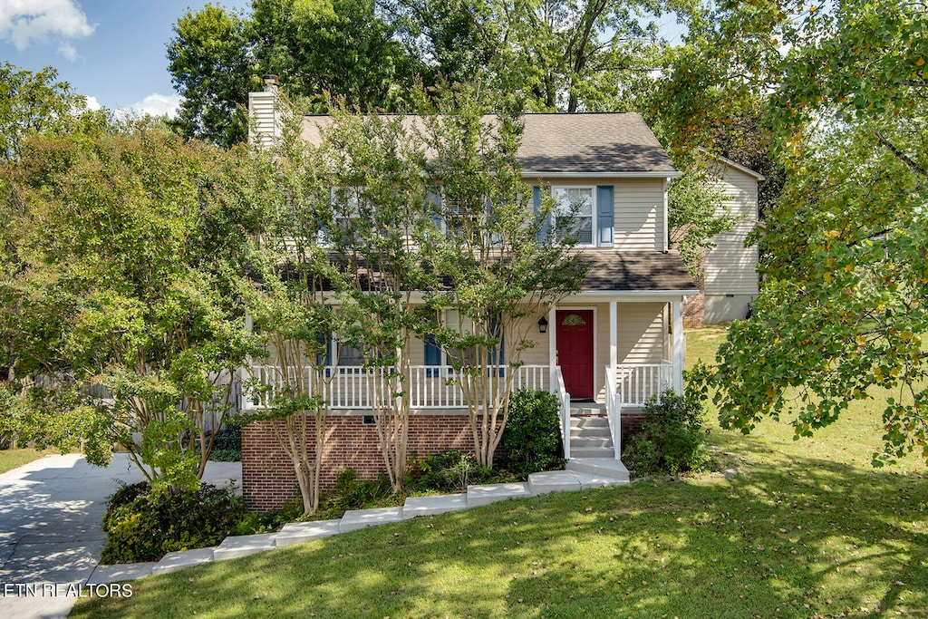 view of front of property featuring a front yard and a porch