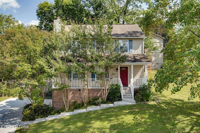 view of front of property featuring a front yard and a porch