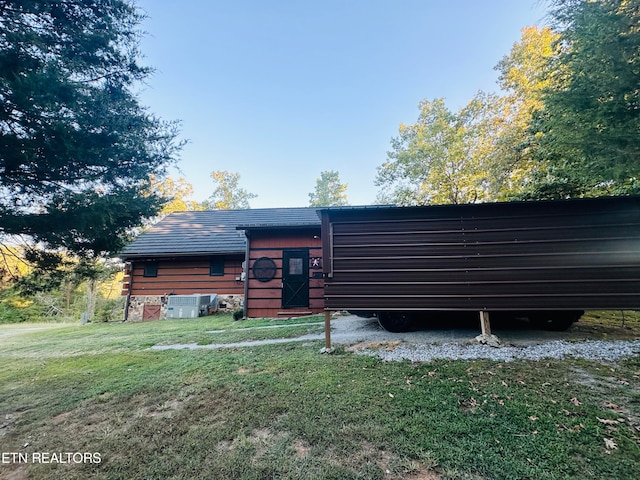 view of front of home featuring a front yard