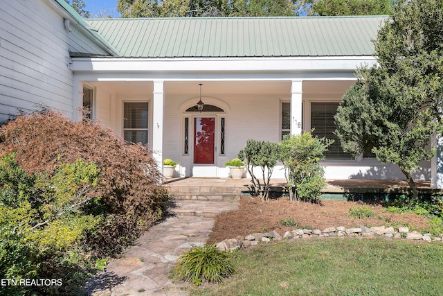 entrance to property featuring covered porch