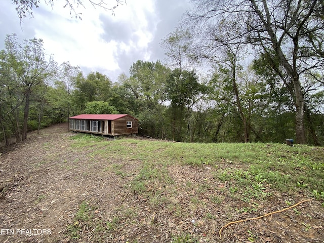 view of yard featuring an outbuilding