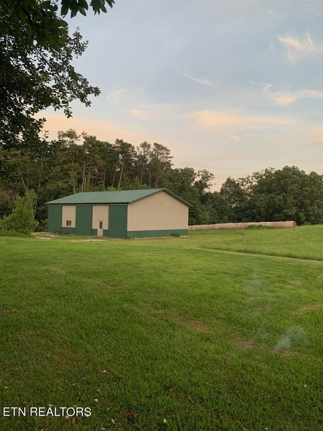 view of yard at dusk