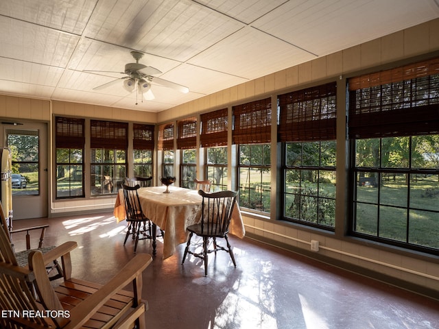 sunroom / solarium with ceiling fan