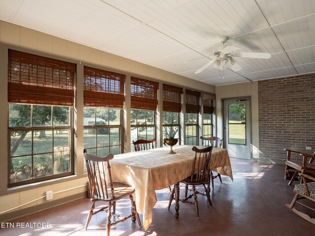 sunroom with ceiling fan