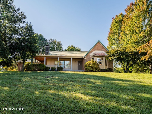 view of front of property featuring a front lawn and covered porch