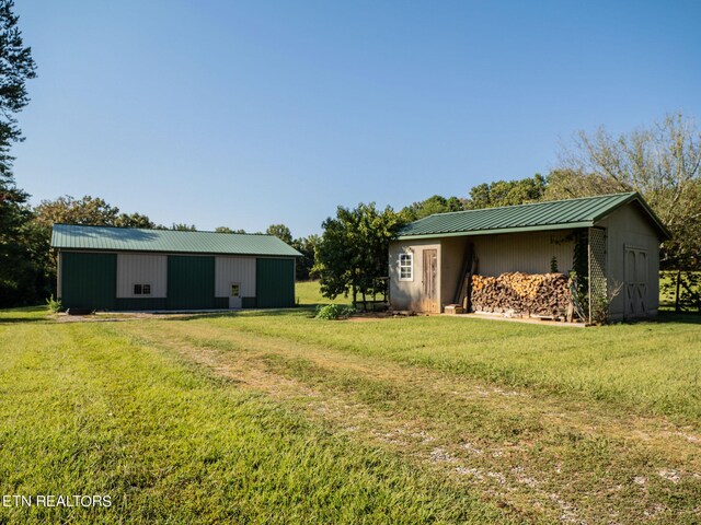 view of yard featuring an outdoor structure