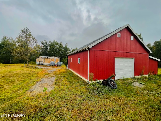 view of outdoor structure featuring a garage and a yard