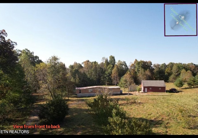 view of yard with a shed