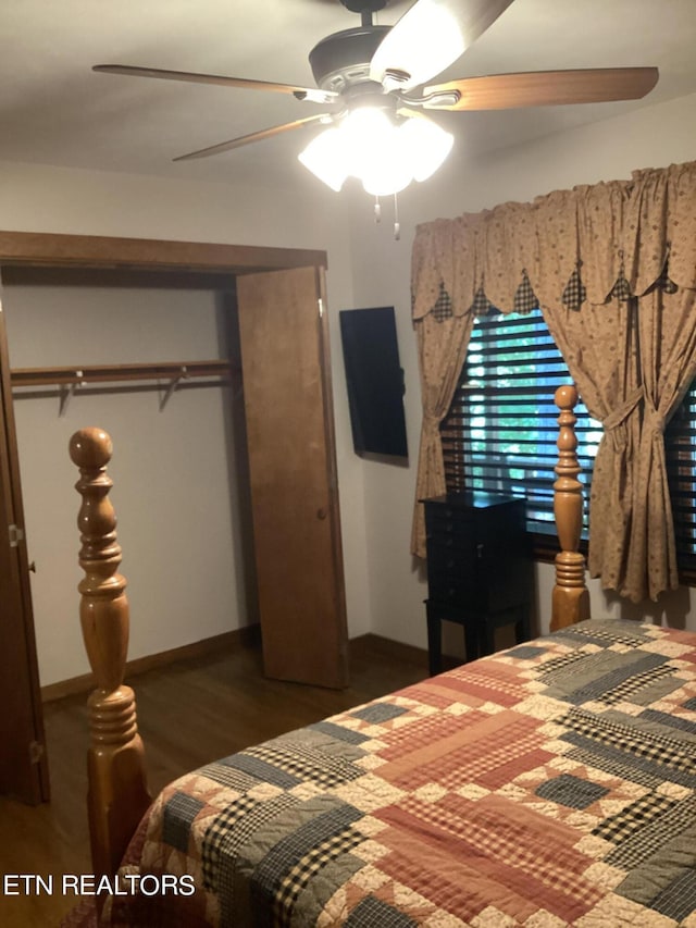 bedroom with dark wood-type flooring, ceiling fan, and a closet