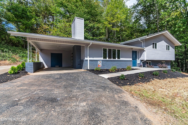 view of front facade featuring a carport