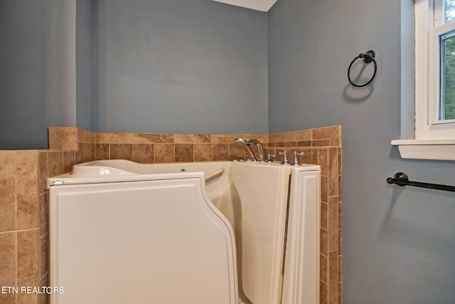 bathroom featuring tile walls