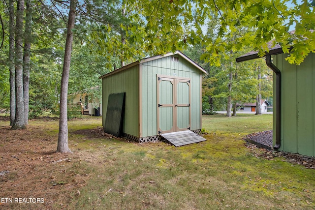 view of outdoor structure with a yard