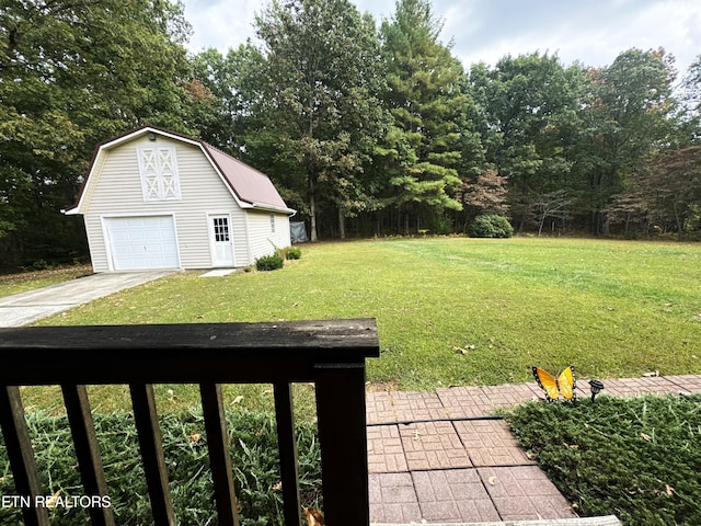 view of yard with an outdoor structure and a garage