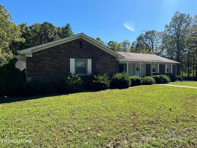 single story home with a front lawn