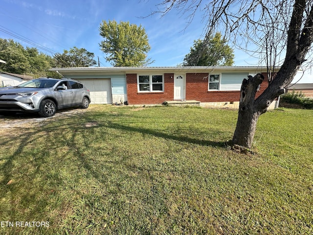 view of front of house featuring a garage and a front yard