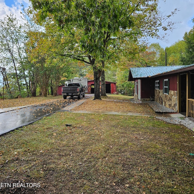 view of yard featuring an outbuilding