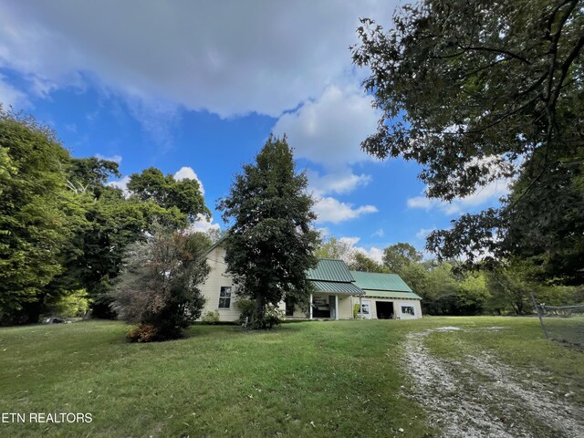 view of front of home featuring a front lawn