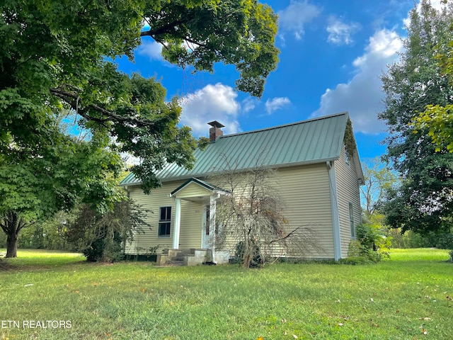 view of front facade featuring a front lawn