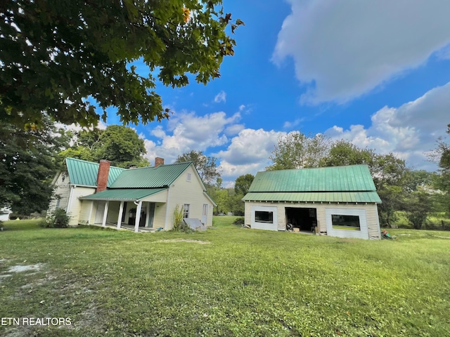 view of yard with an outbuilding