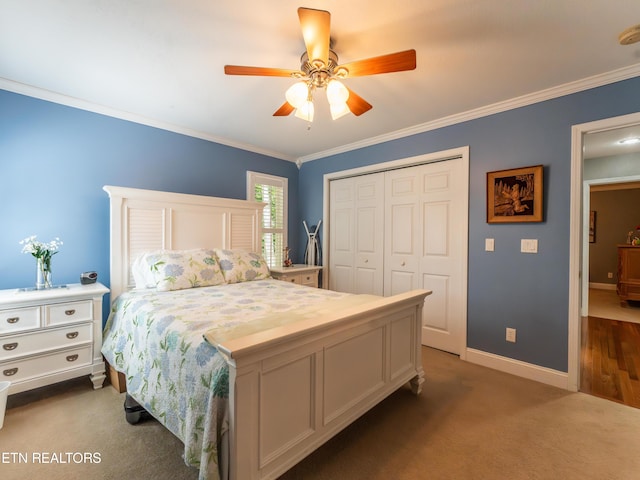 bedroom featuring dark carpet, ornamental molding, ceiling fan, and a closet