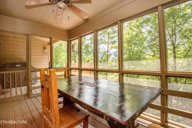 sunroom with ceiling fan