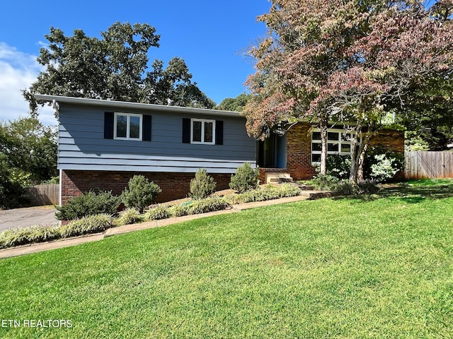 view of front of property featuring a front yard