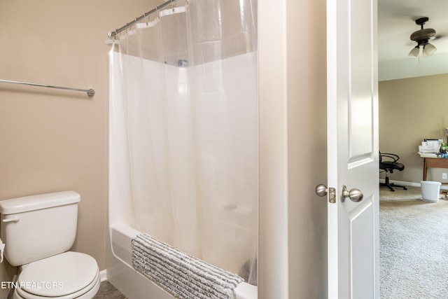 bathroom with shower / tub combo with curtain, toilet, and ceiling fan