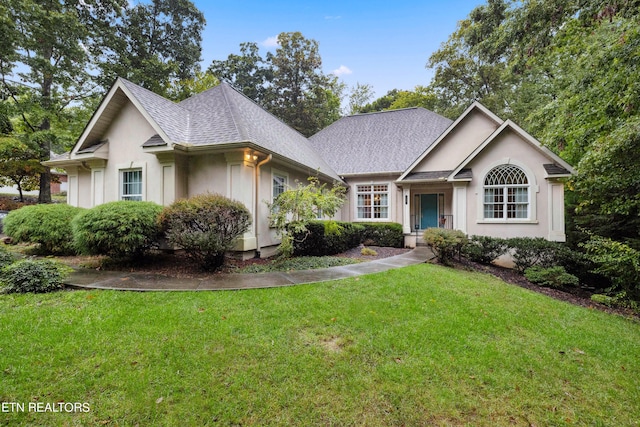 122 Vinita Ln, Loudon, TN 37774 - ranch-style house featuring roof with shingles, a front lawn, and stucco siding