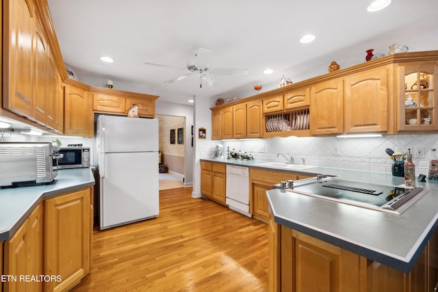 122 Vinita Ln, Loudon, TN 37774 - kitchen with a peninsula, light wood-style flooring, a sink, white appliances, and ceiling fan
