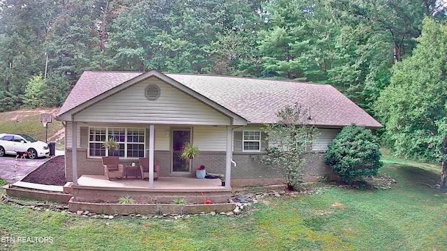 view of front of house featuring a porch and a front lawn