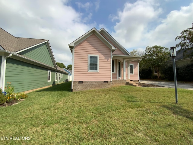 view of front of property featuring a porch and a front lawn