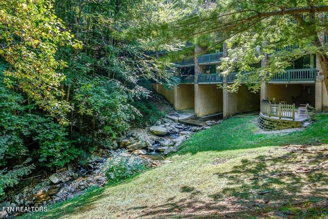 view of yard featuring a balcony