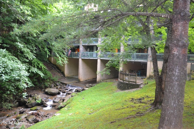 view of yard with a balcony