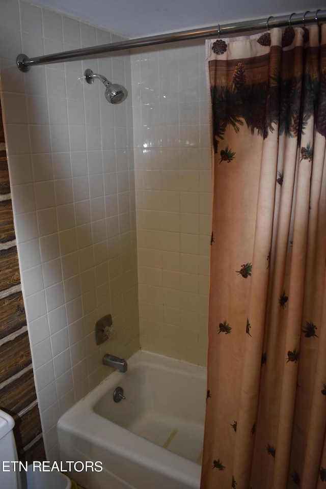 bathroom featuring shower / tub combo