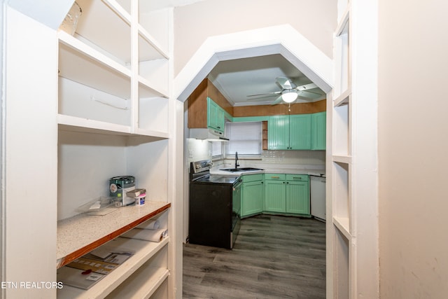 kitchen with dark wood-type flooring, sink, range with electric cooktop, decorative backsplash, and ceiling fan