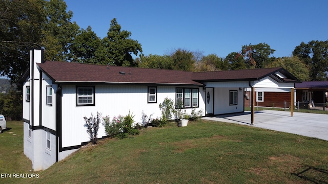 single story home with a front yard