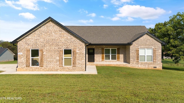 view of front facade featuring a front yard