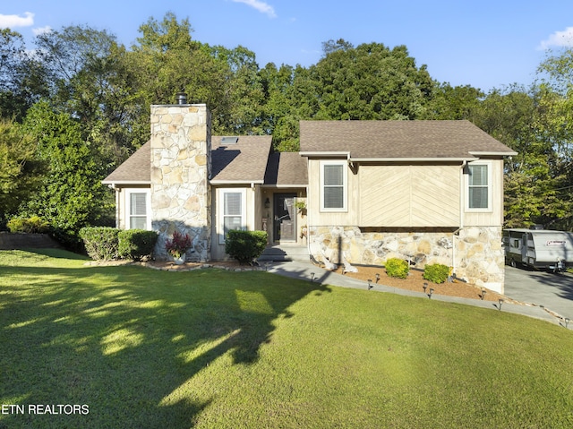 view of front of home featuring a front yard