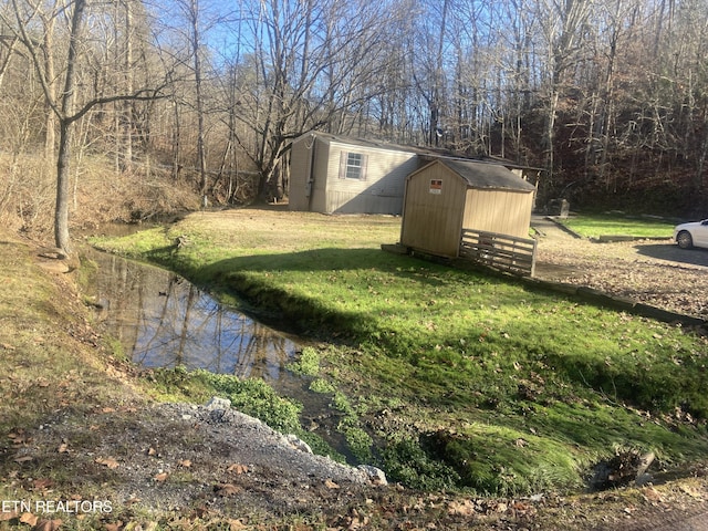 view of yard with a shed