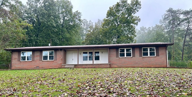 single story home featuring a front lawn