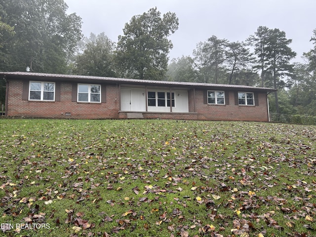 single story home with a front yard