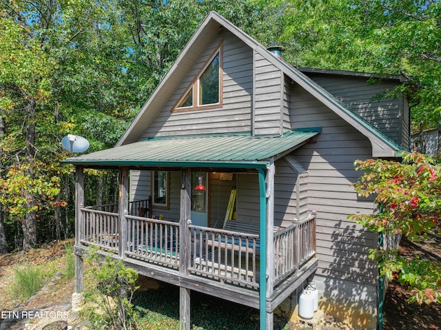 view of front of property featuring a porch