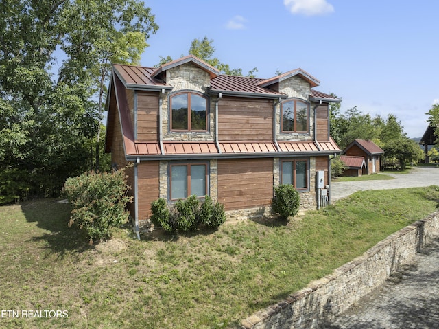 view of front of home featuring a front lawn