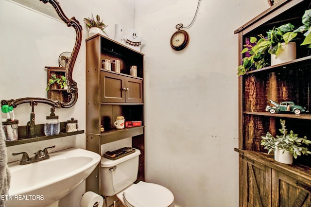 bathroom featuring toilet and sink