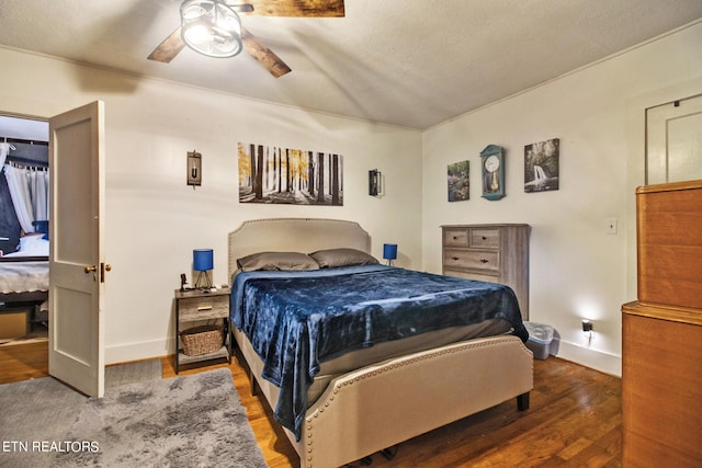 bedroom featuring a textured ceiling, dark hardwood / wood-style floors, and ceiling fan