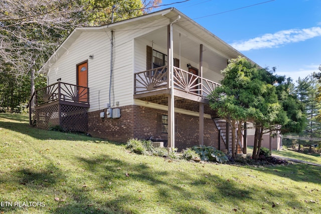 view of side of property featuring a lawn