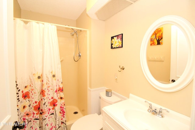 bathroom featuring a shower with curtain, vanity, and toilet