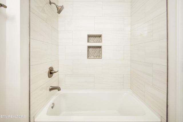 bathroom featuring tiled shower / bath combo