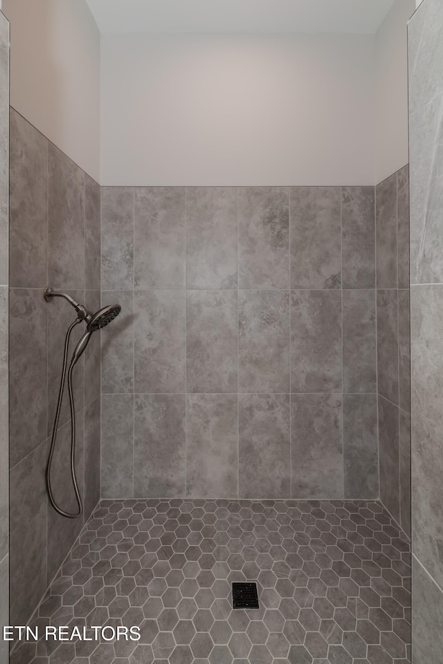 full bathroom featuring tiled shower