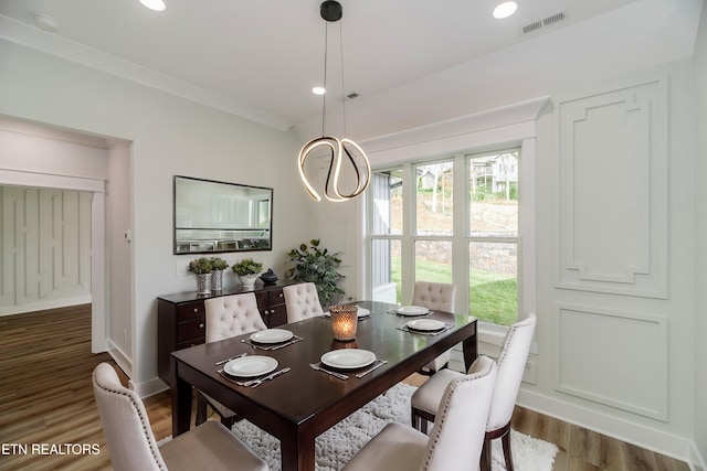 dining area with baseboards, visible vents, wood finished floors, and recessed lighting